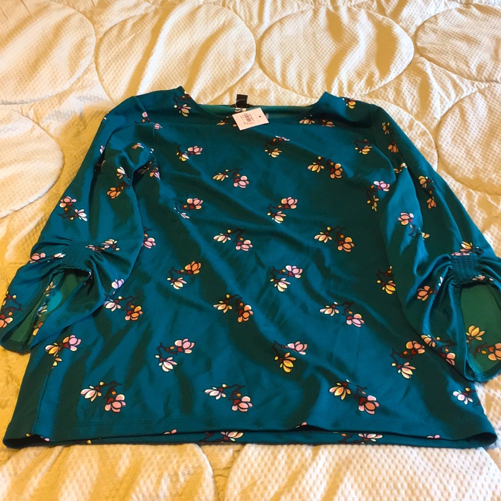 Pretty Ann Taylor SP top with ruched sleeves NWT